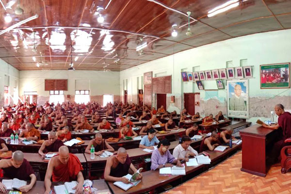 ဆူးခါးေက်ာင္းတိုက္ စာသင္ခန္းမအတြင္း
